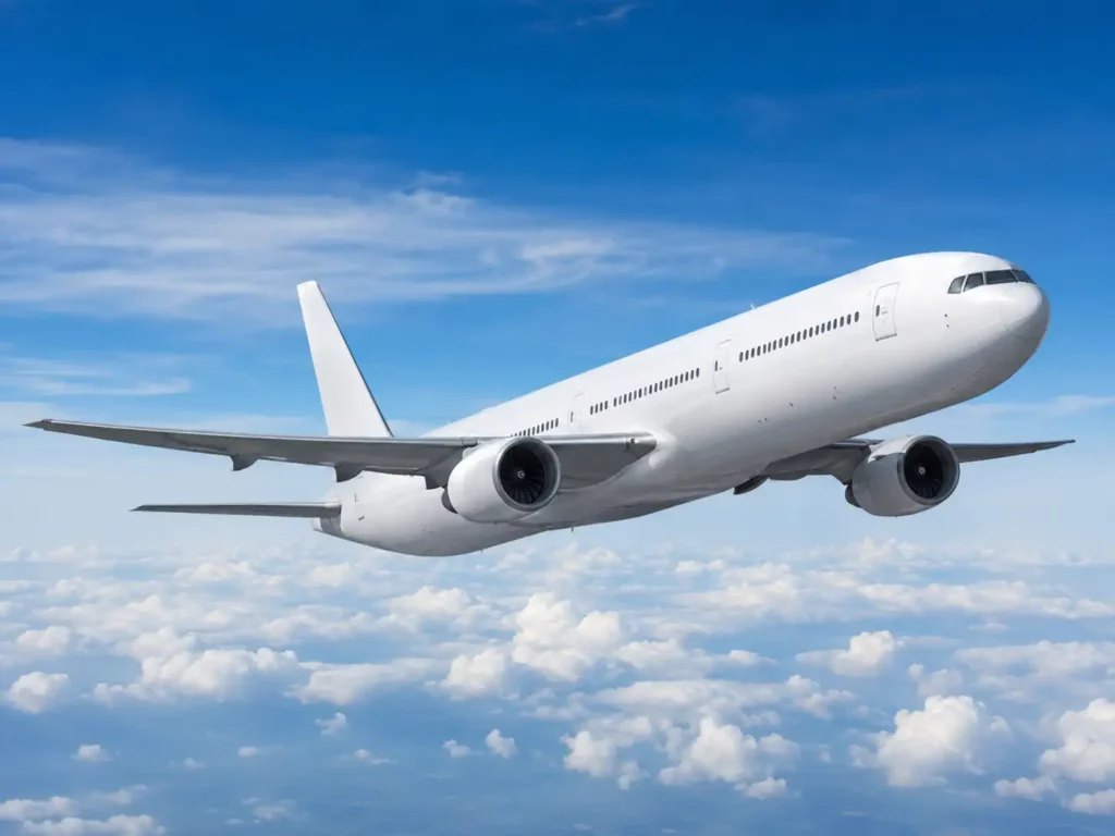 Passagierflugzeug im Flug vor blauem Himmel