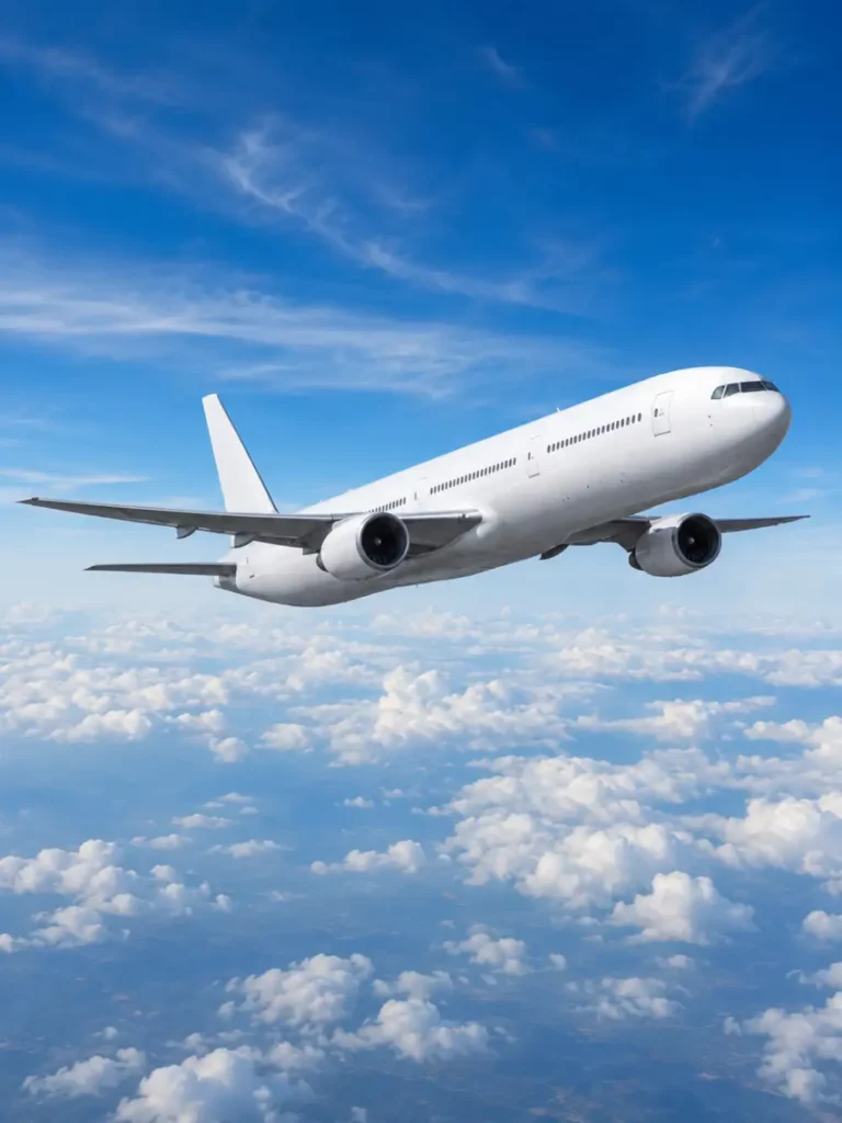 Passagierflugzeug im Flug vor blauem Himmel und Wolken